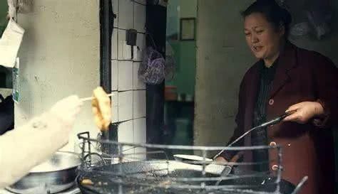 『碱面』一起等候这一碗英雄人物城市的柔情似水!