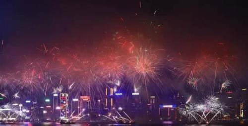 大量内地游客涌入台湾看烟花，被出租车漫天要价，1000元一位