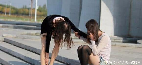 气质小姐姐紧俏的身材惹人喜爱，性感黑丝筒袜尽显小女人的魅力