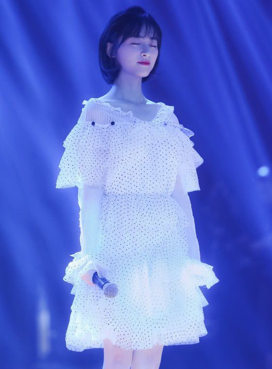 沈月亮相机场，美得让人看呆了，腿是真实的吗?