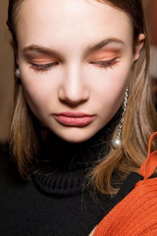 蕾哈娜KarlieKloss喜提彩色睫毛，要不你也来一个？