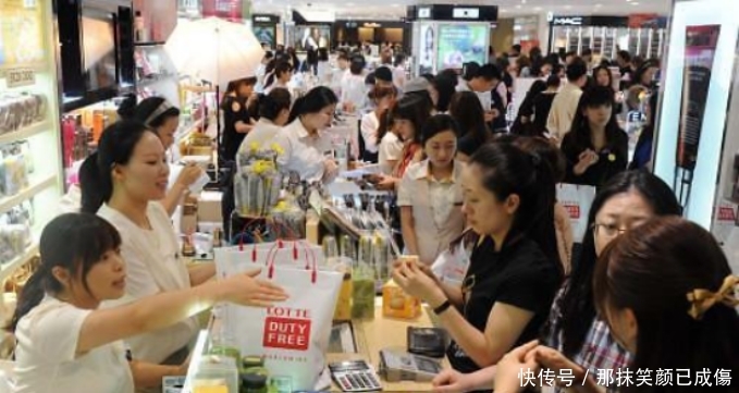 “中国大妈”组团去韩国血拼扫货,结账那一刻韩国人直接沸腾了!
