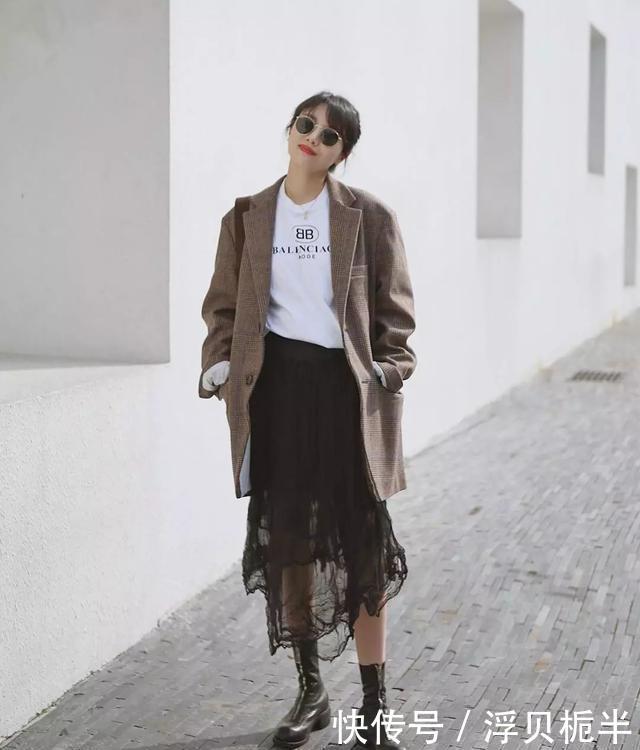  过时：打底裤过时了，现在流行“裙子+短靴”，配西装、大衣都有范儿