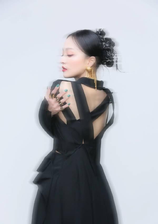  「乞丐」张韶涵为了美真拼，戴超大耳饰耳朵摇摇欲坠，风衣剪成了乞丐服