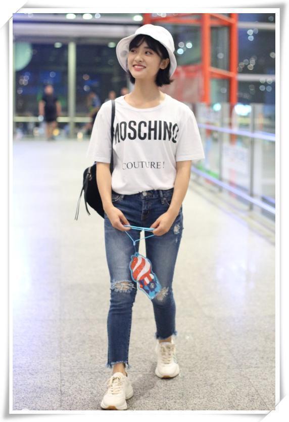 当90斤沈月穿上紧身牛仔裤，网友直呼：辣眼睛！还是换回裙子吧！