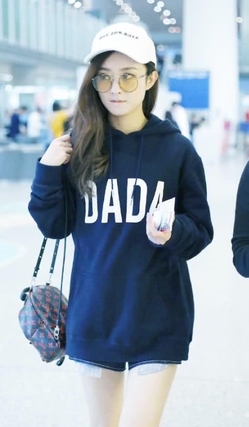 赵丽颖也玩起了下衣失踪，网友:这穿搭简直太6了!