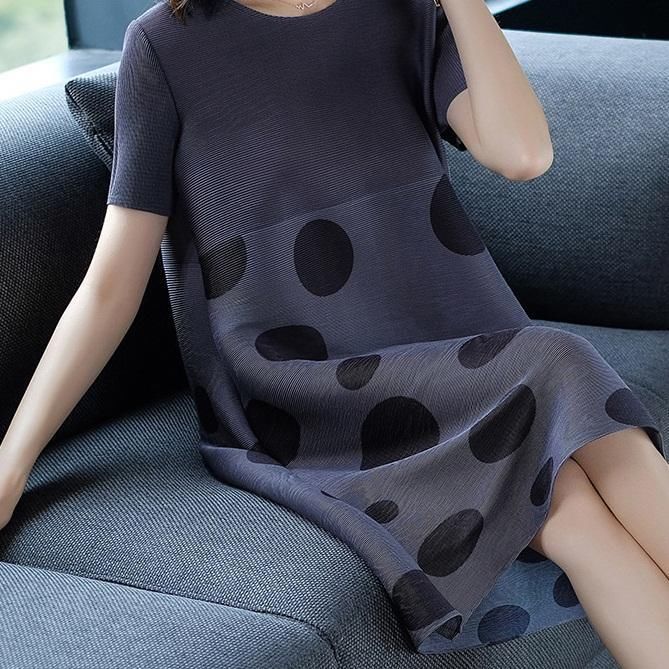 火爆夏季的波点裙,70后阿姨穿上身也毫无违和感,显得人更美