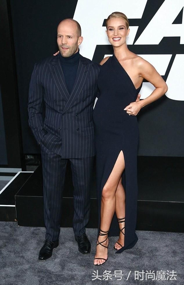 斯坦森娇妻罗茜汉丁顿-惠特莉身穿白裙，与儿子杰克玩得很开心