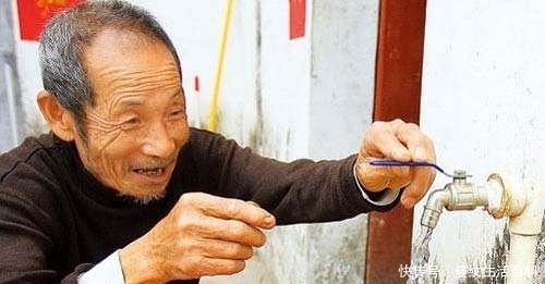  「打井」农村“村村通”开展之后，自来水进入千家万户，农民为