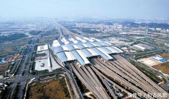 为什么大部分的高铁站都建在了郊区，而不是建在交通方便的市区？