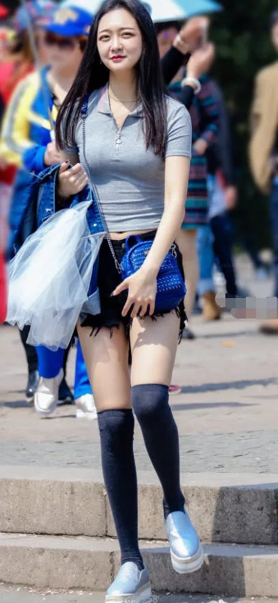 幼师小姐姐陪同小朋友们参加汇演，阳光太大晒得眼睛睁不开，紧身