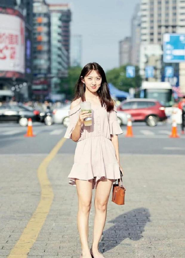 街拍：图二“小吊带”，清新又时尚，展现夏日“清凉”！