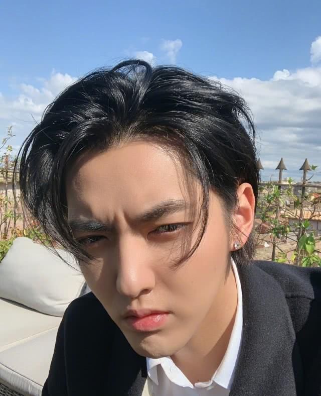 喜欢：吴亦凡自称为晒自拍图，网友大呼它是自拍图还自画照？觉得自身被骗