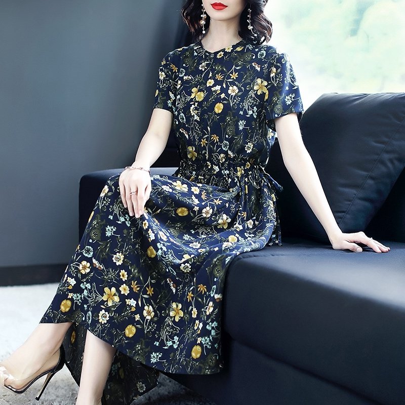 到了40的女人，也别穿太土!8月新出炉“妈妈装”，显嫩又显高