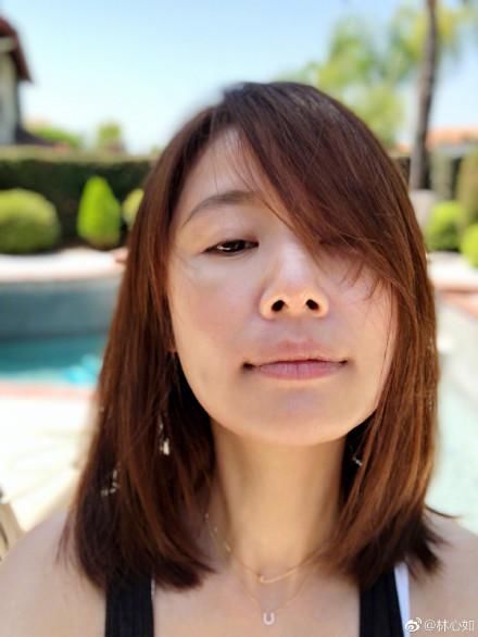 林心如回应丑照风波，深夜发素颜照证明，网友：鼻头毛孔很清楚