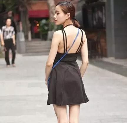 路人街拍抹胸包股开叉裙尽显傲人身材，真正的脱衣有肉 穿衣显瘦