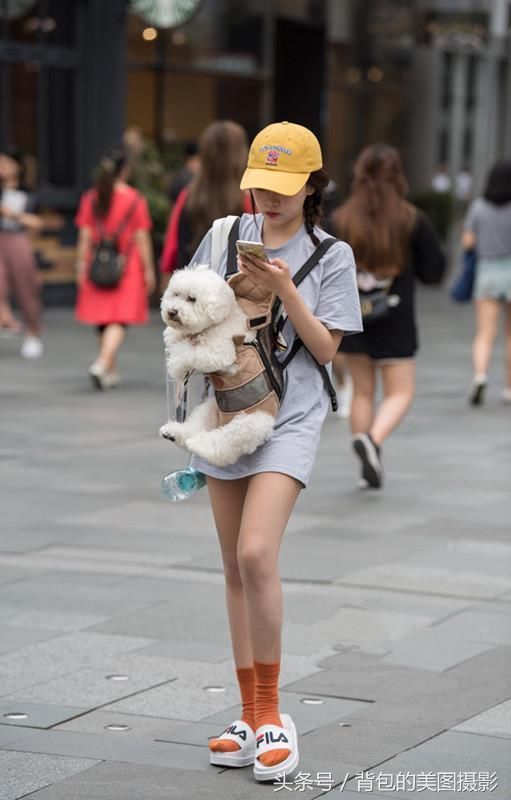 街拍路人，小姐姐身穿清新的白色连体裤，性感又时髦