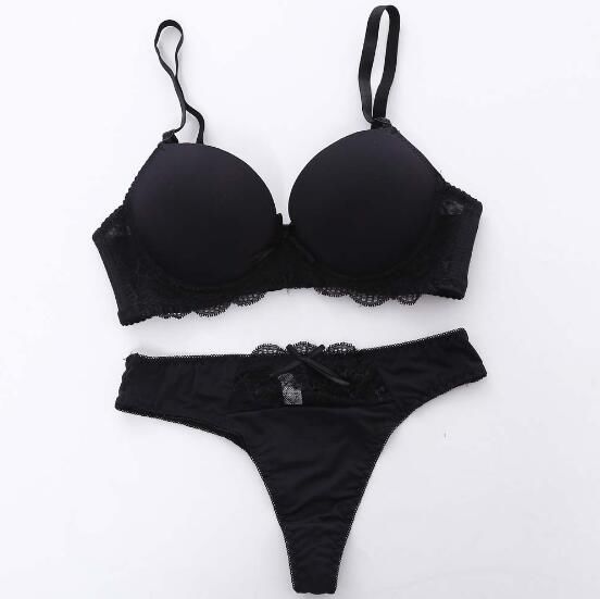 女人洗澡后穿这样的文胸，老公见了离不开眼，简单太迷人了