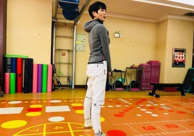 「迷人」杨乐乐身穿健身服,苗条的身材十分迷人