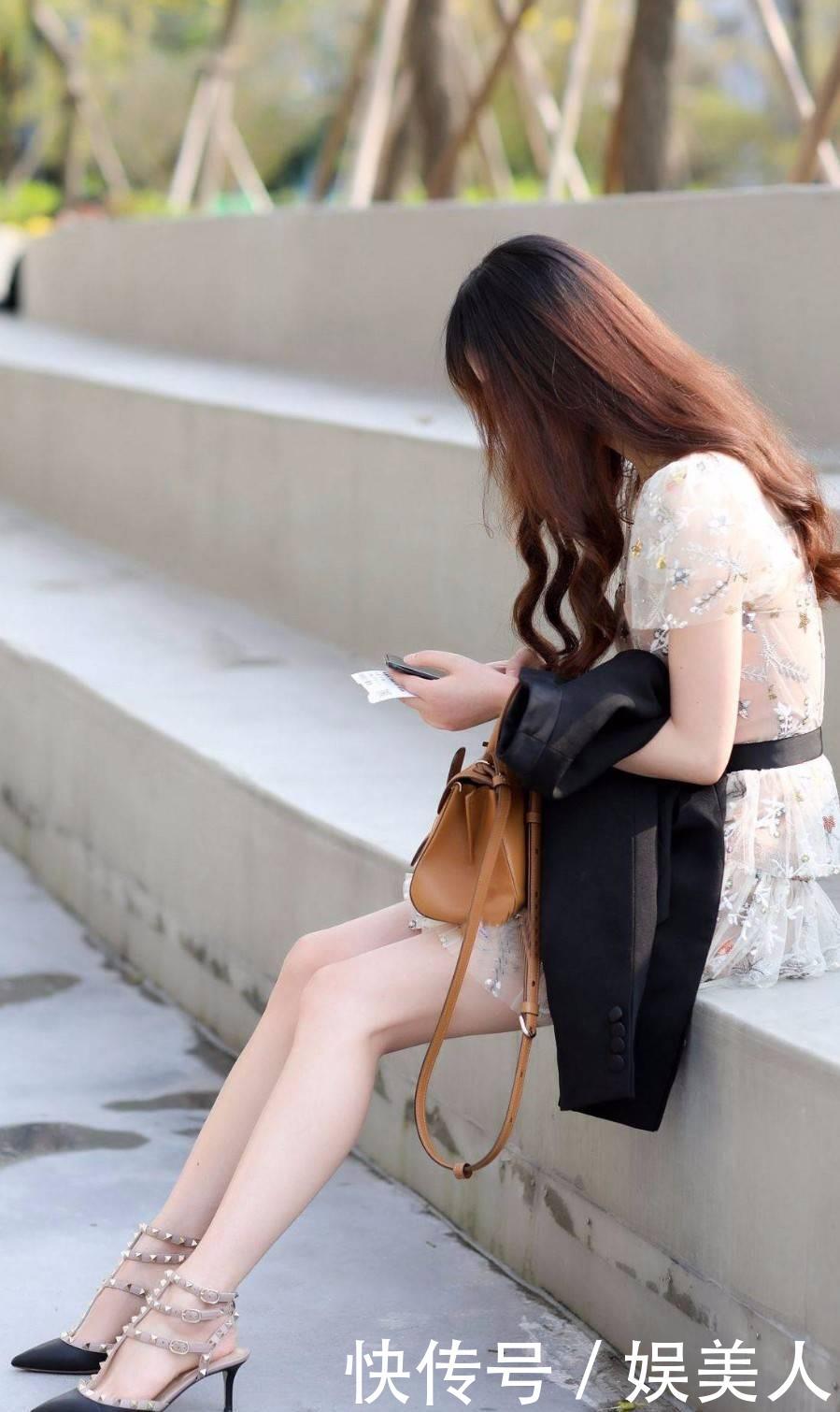 「美女」美女穿印花连衣裙配铆钉高跟鞋,双腿修长曲线优美