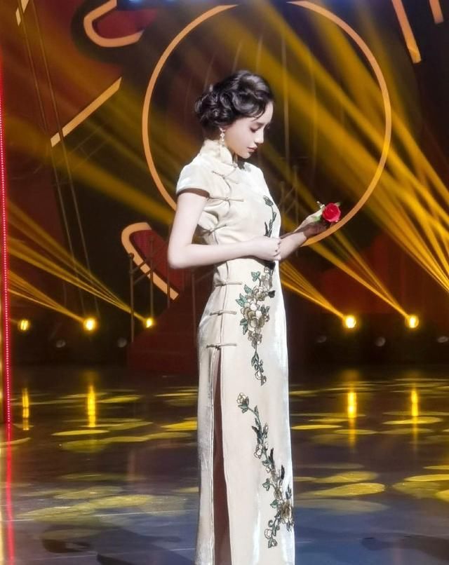  #性感#现在的女人真会穿,这样性感的旗袍直接穿上了,不过真好看