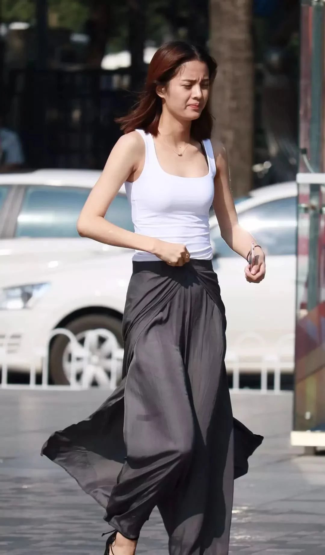 清新俏皮的小姐姐，赤裸裸的穿上一件紧身吊带背心！