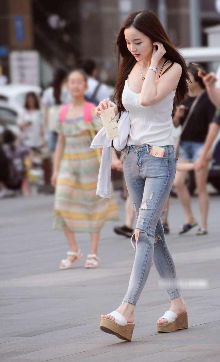 路人街拍, 小姐姐你就不怕把衣服撑破吗?