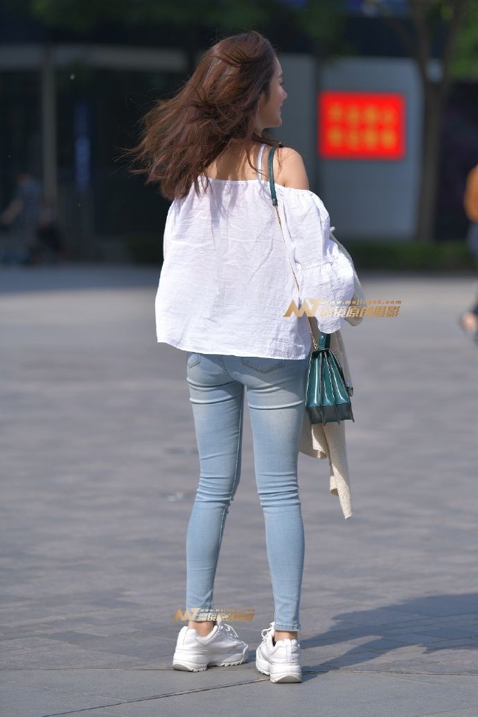 清新可人的牛仔裤小姐姐