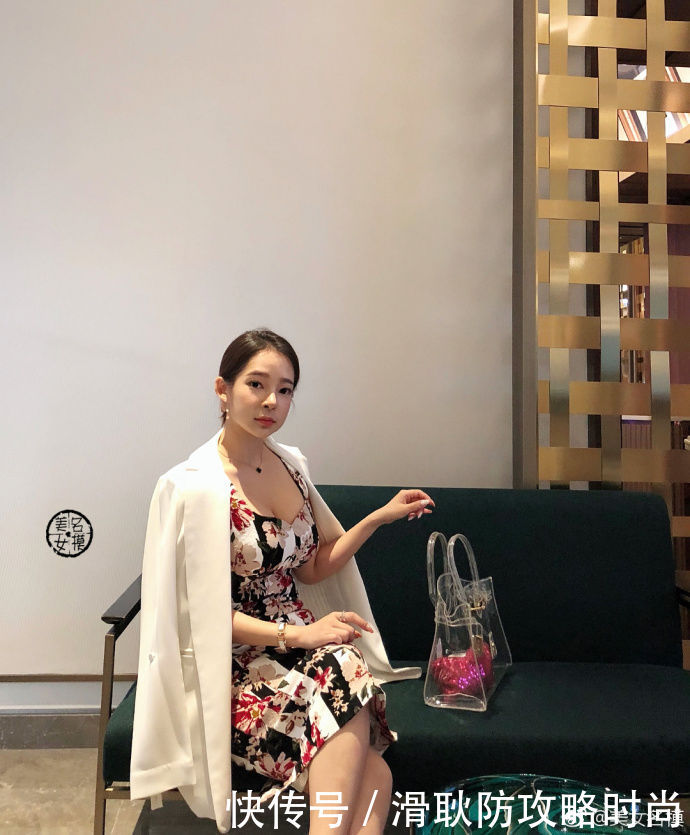 路人街拍:女生闺蜜逛的街,两人腿都好修长,穿短裙气质十足!