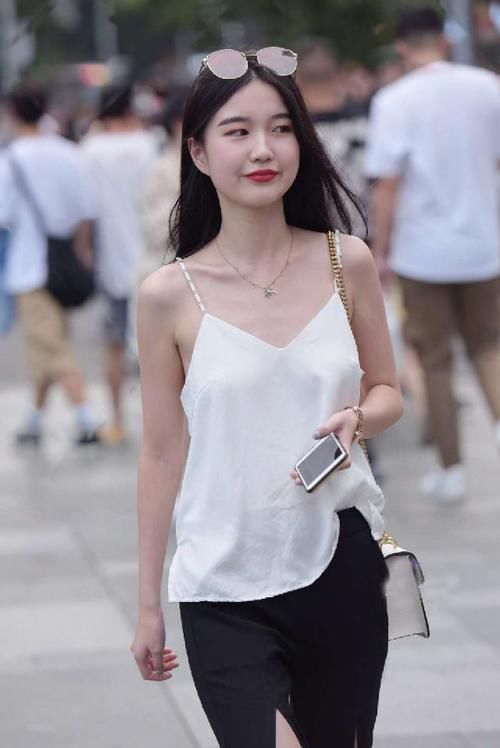 「搭配关系」白色吊带背心+开叉休闲裤，休闲随性又显甜美，让你气质更加出众
