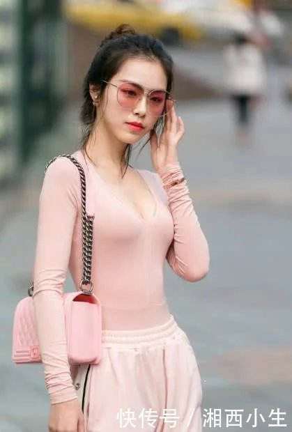 温婉儒雅的气质小姐姐，紧身的装扮彰显窈窕妙曼的身材，很有美感