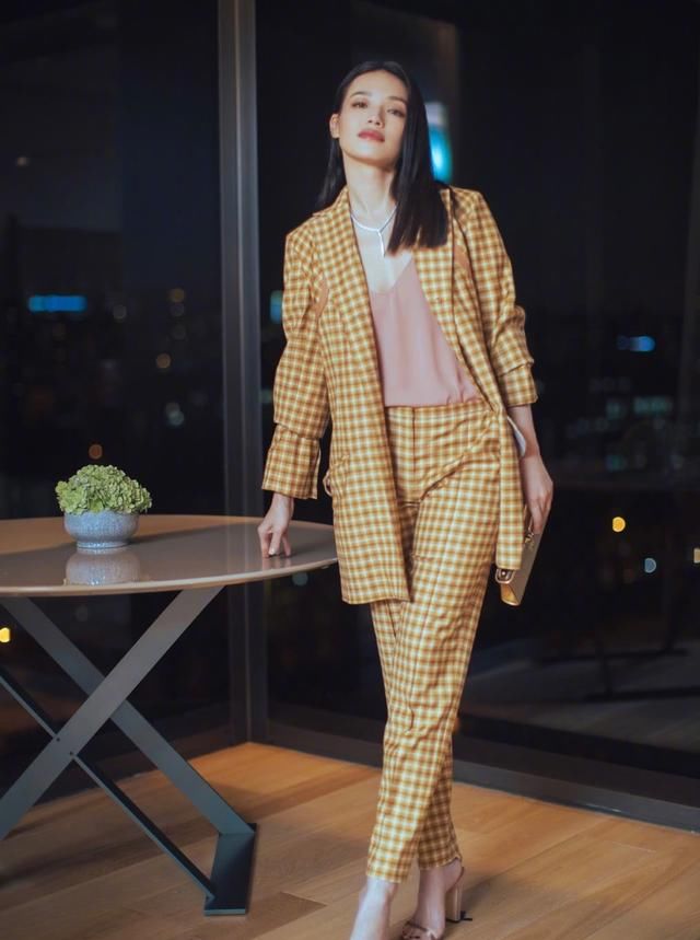 同样42岁，当赵薇碰到舒淇，生过孩子的就是不一样