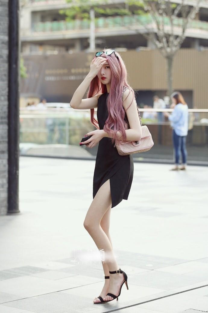 街拍: 裙子尽显丰满迷人身材, 小姐姐身材火辣想藏都藏不住！