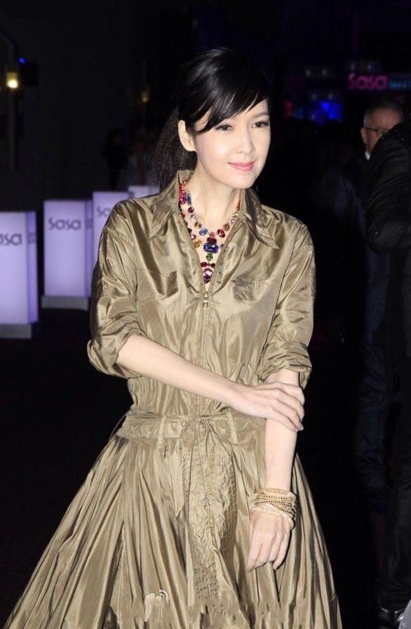 周慧敏真敢穿！这么皱的衬衫裙也敢穿出门，网友：50岁也疯狂