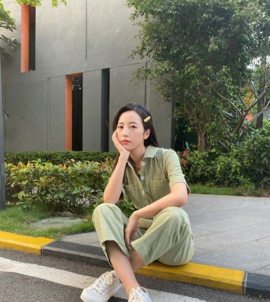  「时髦」牛油果色不会穿?看看这些街拍吧,照着穿就行,好看又时髦