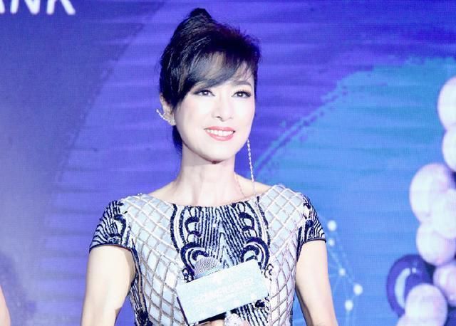 被米雪给惊艳到了！一袭印花长裙配丸子头，完全看不出63岁了！