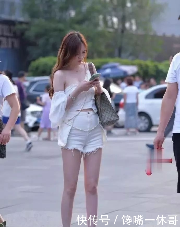 『美女』街拍 白色斜肩套装美女,简约而不简单的美感!