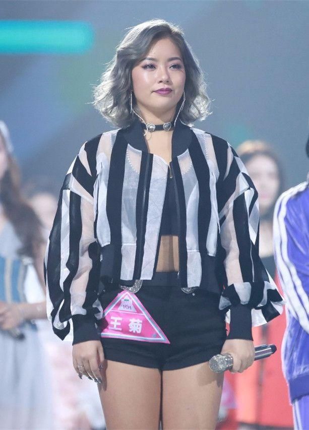 王菊满身赘肉，还非要穿吊带裙，这身打扮跟她名字一样土气!