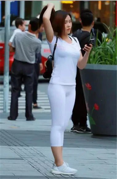 微胖小姐姐身穿白色紧身裤搭配白色t恤衫显出凹凸身材，小姐姐的