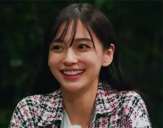 关于baby在餐厅就餐，怕照片流出夺手机一事，官方回应引争议