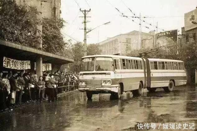 70年代，解放碑还是最高的建筑——老照片上的重庆记忆