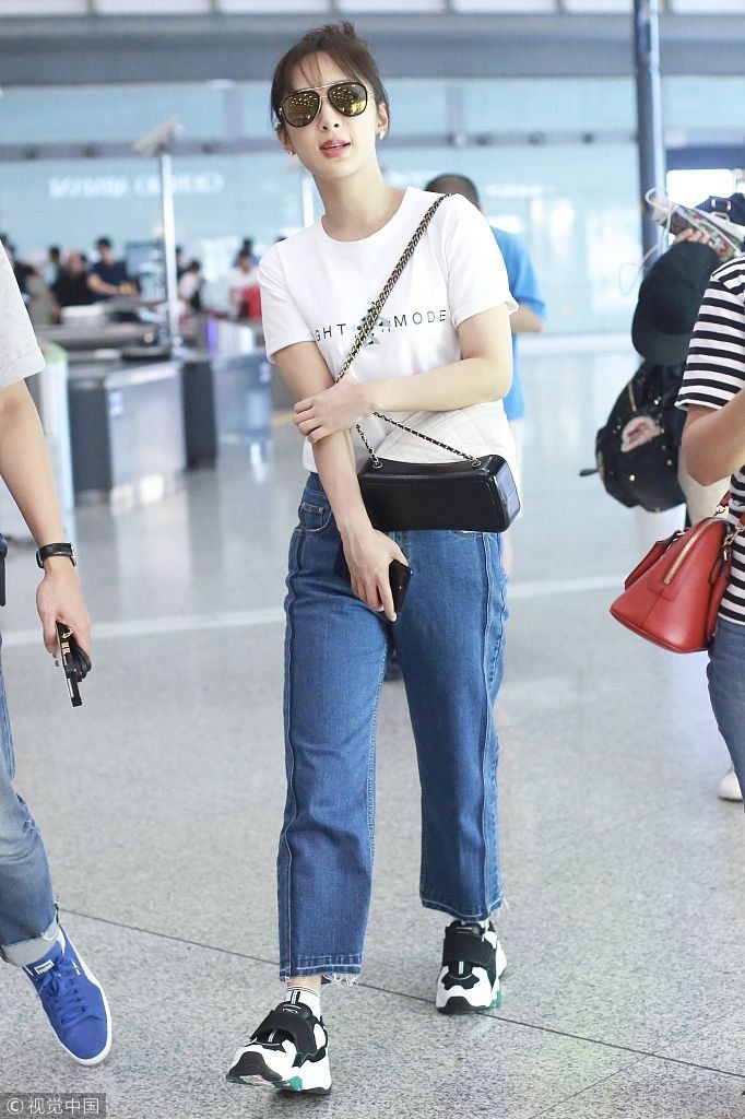 杨紫扎减龄丸子头俏皮可爱      牛仔裤配白T清爽简约似学生妹