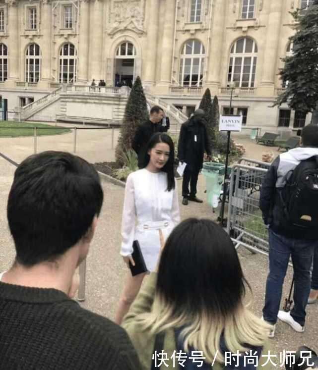 路人巴黎偶遇李沁街拍, 现场未修图流出, 离开PS女神长这样!