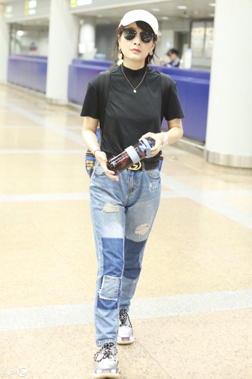 吴昕现身北京机场，网友:这条裤子是不是不合身呀!
