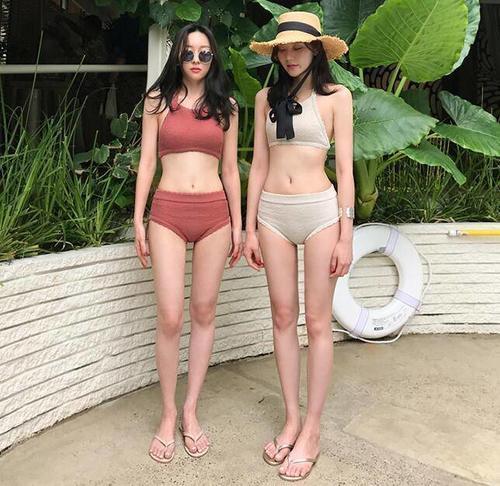 身穿性感分体式泳衣美女,体现得高雅又有魅力,看的目不转睛!