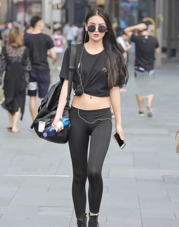 时髦的紧身裤，穿上后彰显好身材，显得干练秀美！