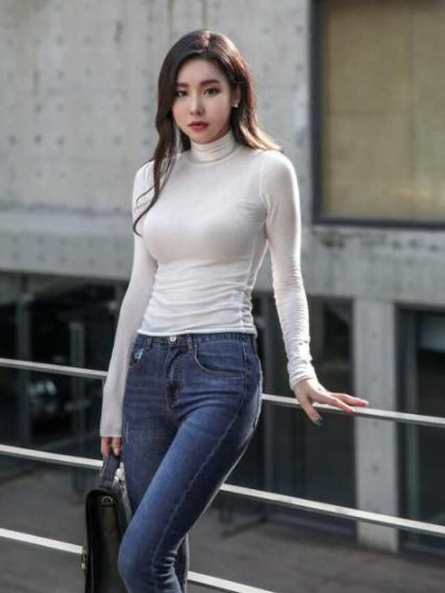 紧身牛仔裤美女搭配的身材展现的完美无缺，让人看了心旷神怡