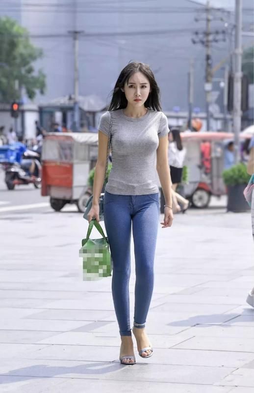 街拍:精致面孔的牛仔女孩，举手投足都美丽，转身离开也潇洒