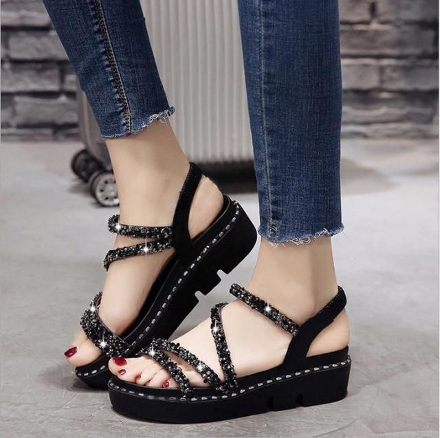 总嫌高跟鞋太累！试试今夏火爆的气质凉鞋，纤纤玉足舒适不累