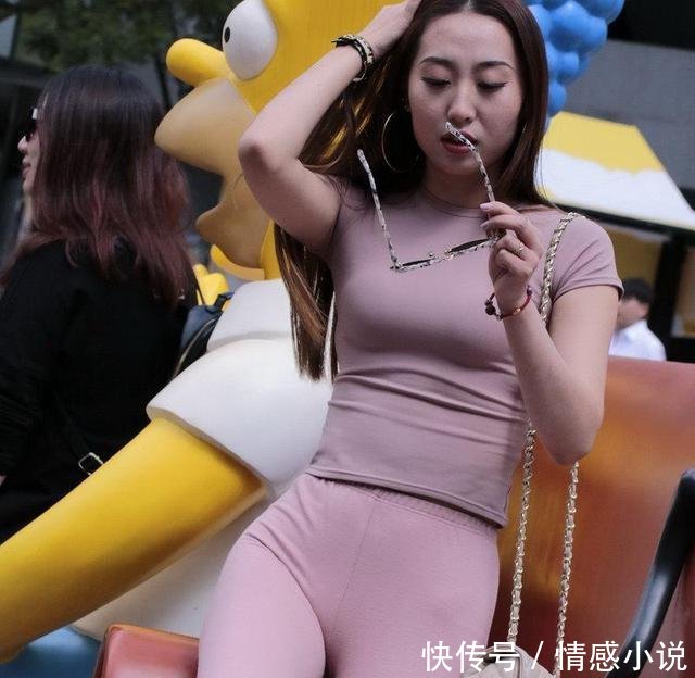 游乐场的打底裤辣妈，傲人曲线引得路人频频回头！